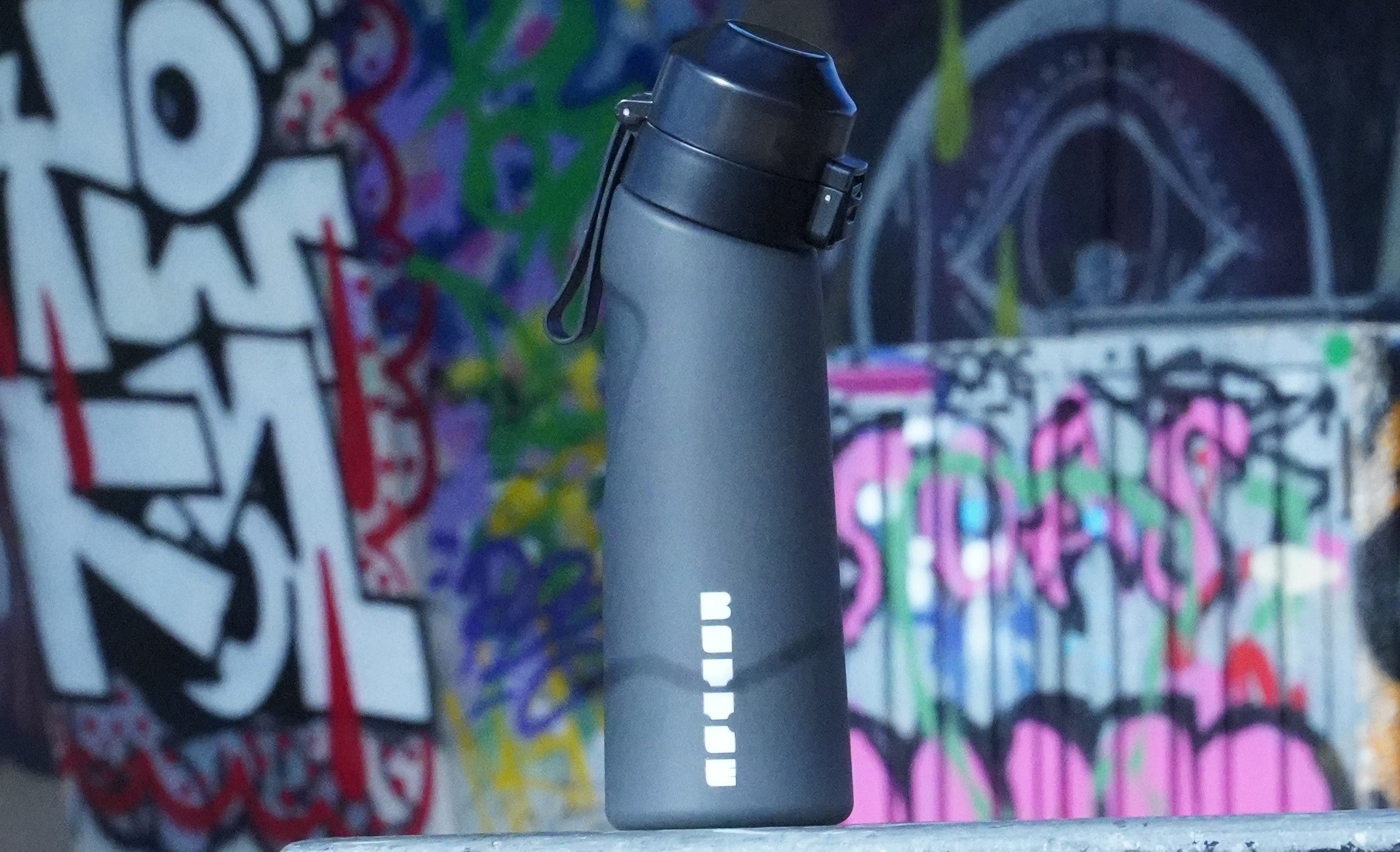 BottleStop geur waterfles met smaak pods tegen graffiti muur